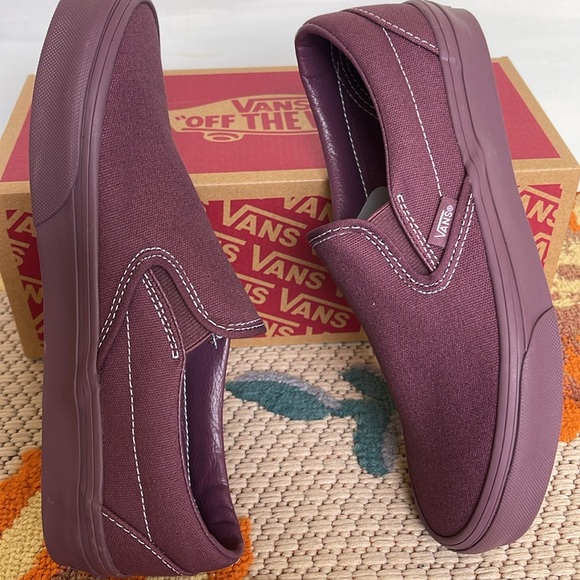 Vans WMNS Classic Slip-On
Pastel Mono Plum Wine
VN000CT5CHI
Sneakers - Picture 13 of 16